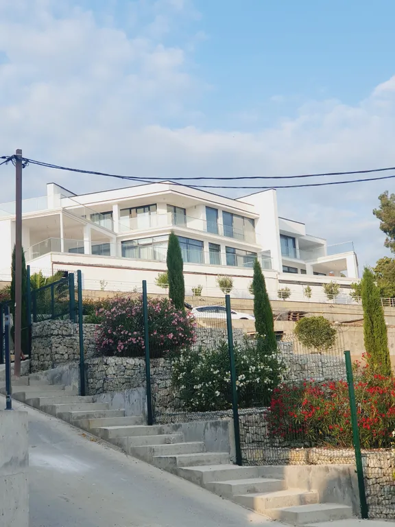 Апартамент с бассейном и видом на море