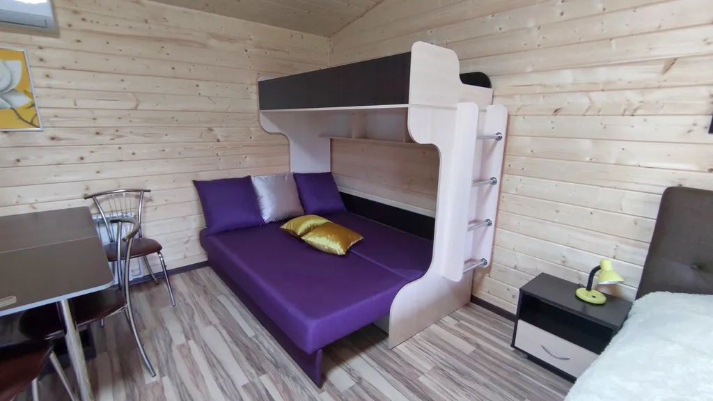 Фиолетовая студия делюкс с собственной террасой и отдельным входом