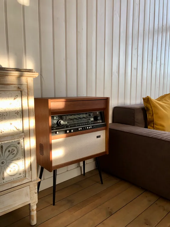 Стильный просторный дом с террасой и видом на луг