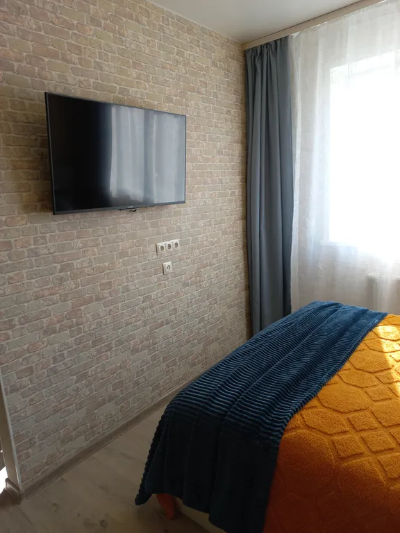 Большая, солнечная студия с перегородкой