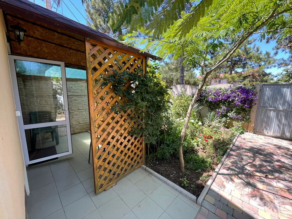 Уютный дачный домик возле моря целиком