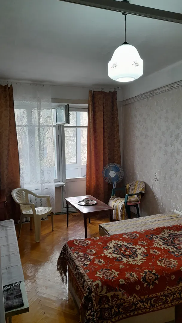 Окна на запад, в тихий зеленый двор, летом не жарко