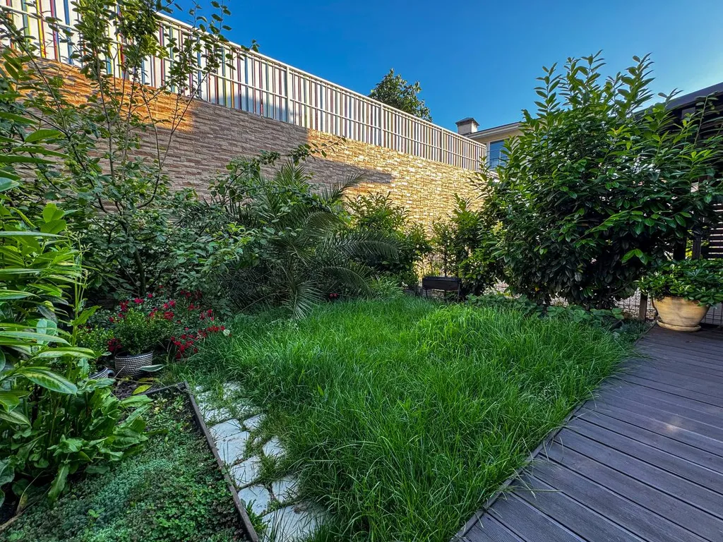 Таунхаус с дизайнерским ремонтом и террасой