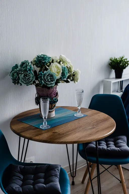 Новая просторная дизайнерская квартира-студия с высокими потолками