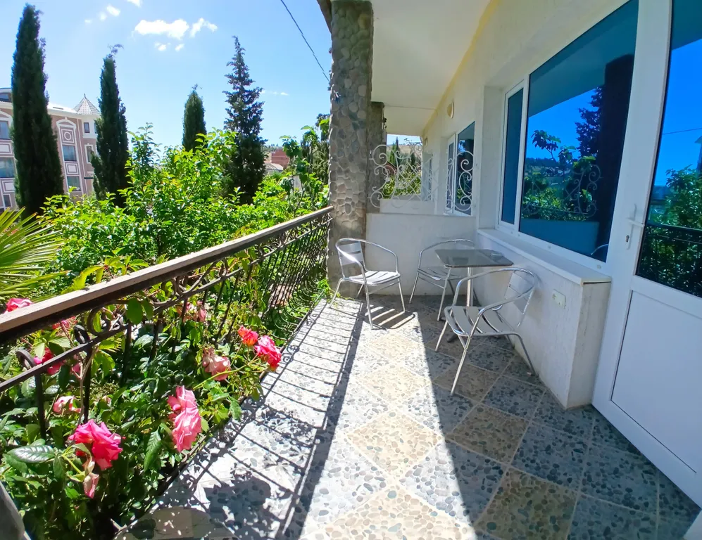 Уютная комната у моря