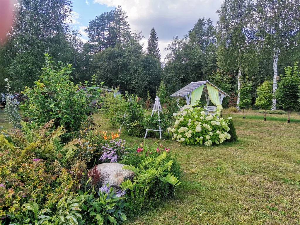 Дом с садом между лесом и рекой