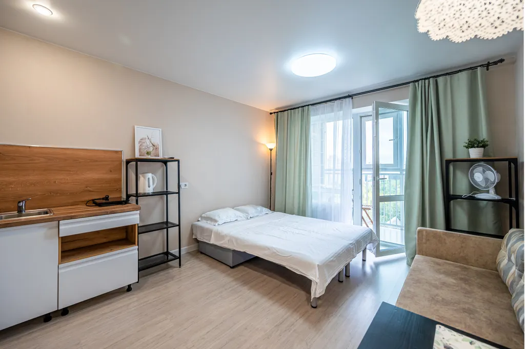 Студия c вау-эффектом в центре с панopaмным балконoм