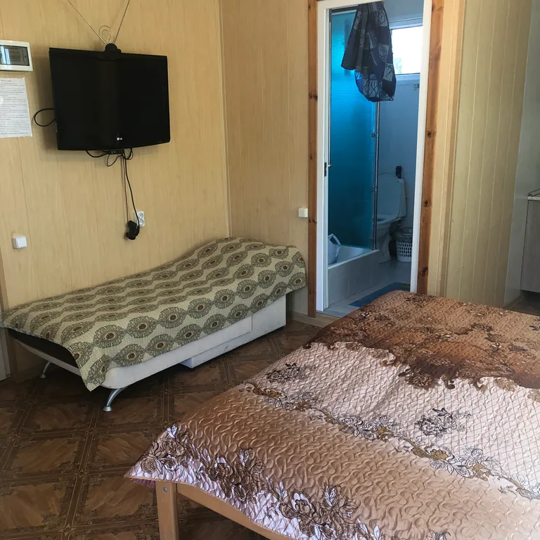 Коттедж - ТЕРЕМ 
Трёх-четырехместный семейный  номер с удобствами