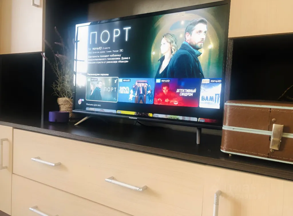 Квартира-студия с подвесным креслом на лоджии