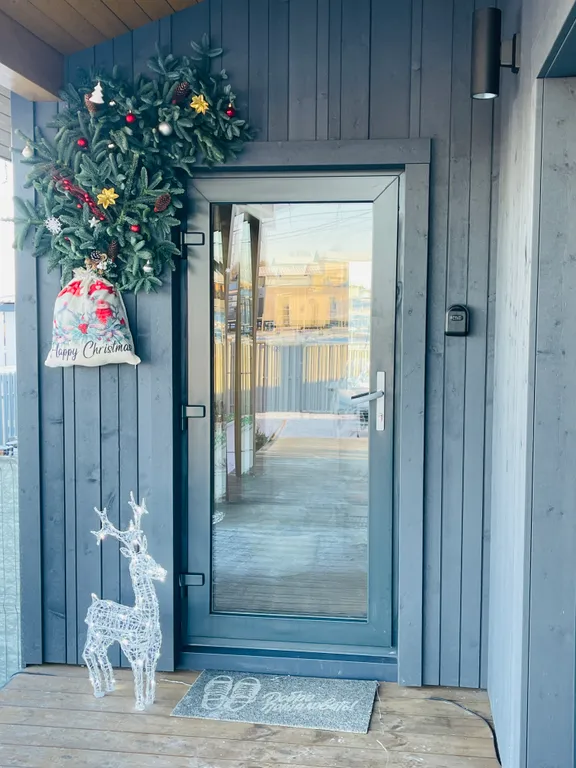 Коттедж Уютный загородный дом у живописного озера, с шикарной новогодней елкой — Санкт-Петербург