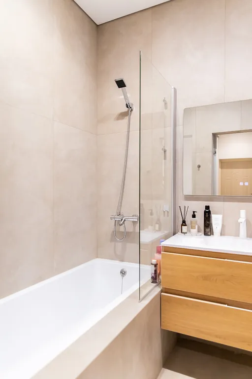 Стильная двухкомнатная квартира у моря