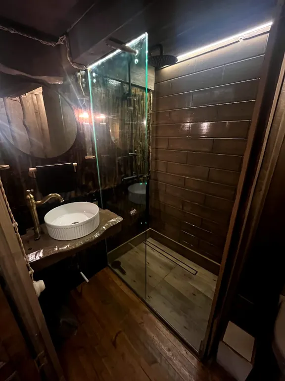 Изба с уютом детства, деревенский дом с баней и русским бытом