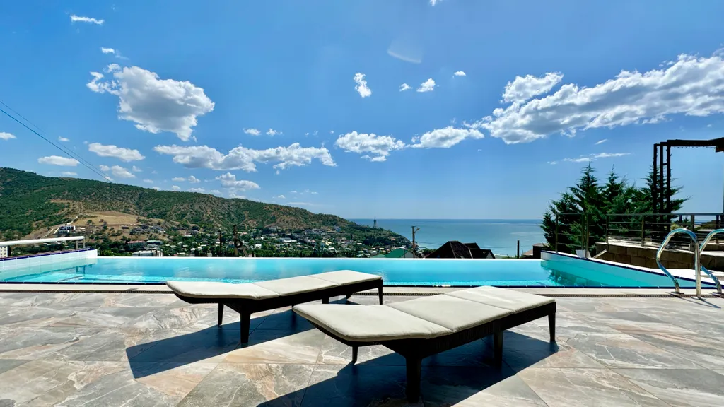 Дом с видом на горы и море