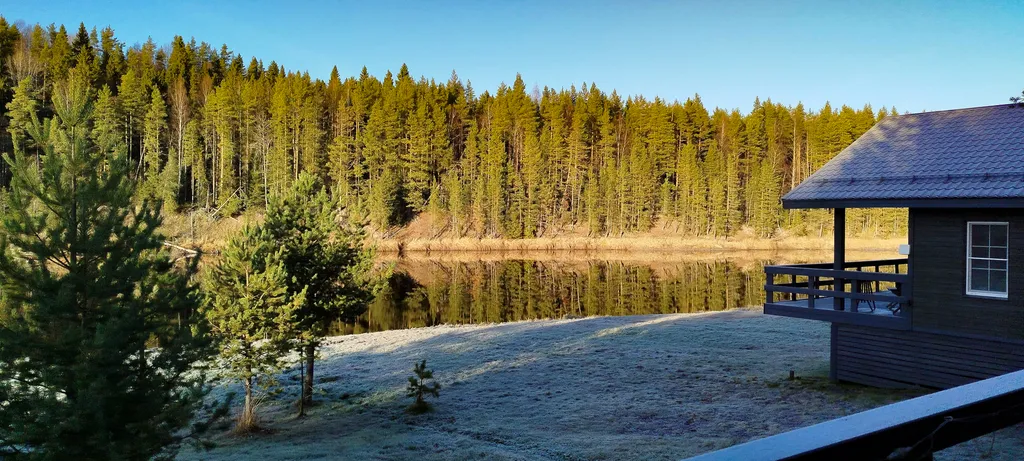 Домик на берегу реки