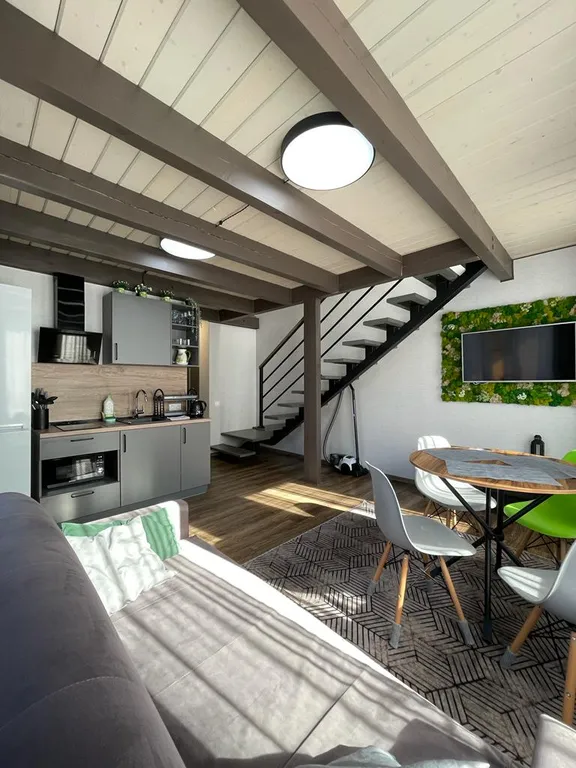 Уютная двухуровневая квартира с видом на горы