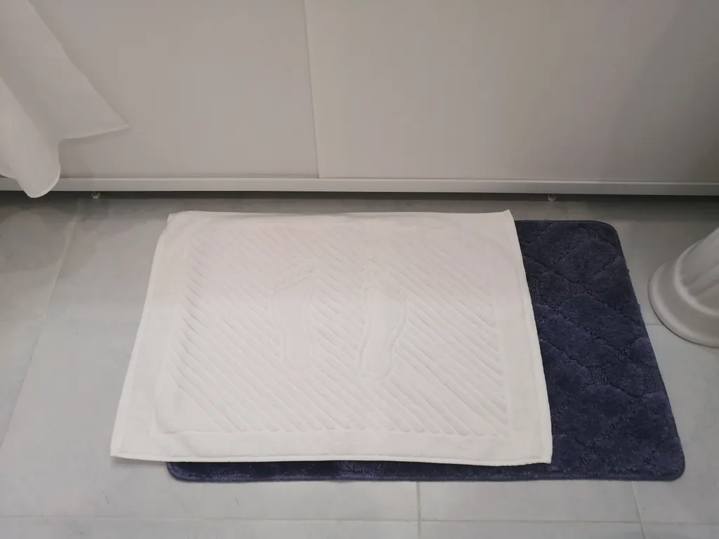 Квартира в Воронеже рядом с М4, на выезде. Чисто, есть постель.