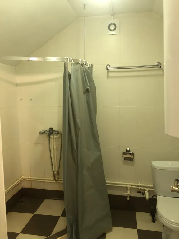 Уютный загородный дом с зоной барбекю и приватной территорией