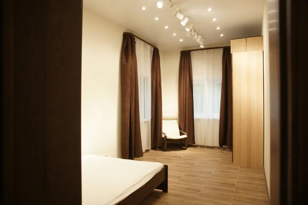 Апартаменты 1 - тёмно-синий металлик в фасадах кухни, белые интерьеры