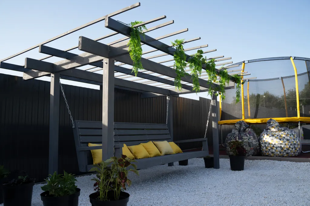 Дом на берегу реки