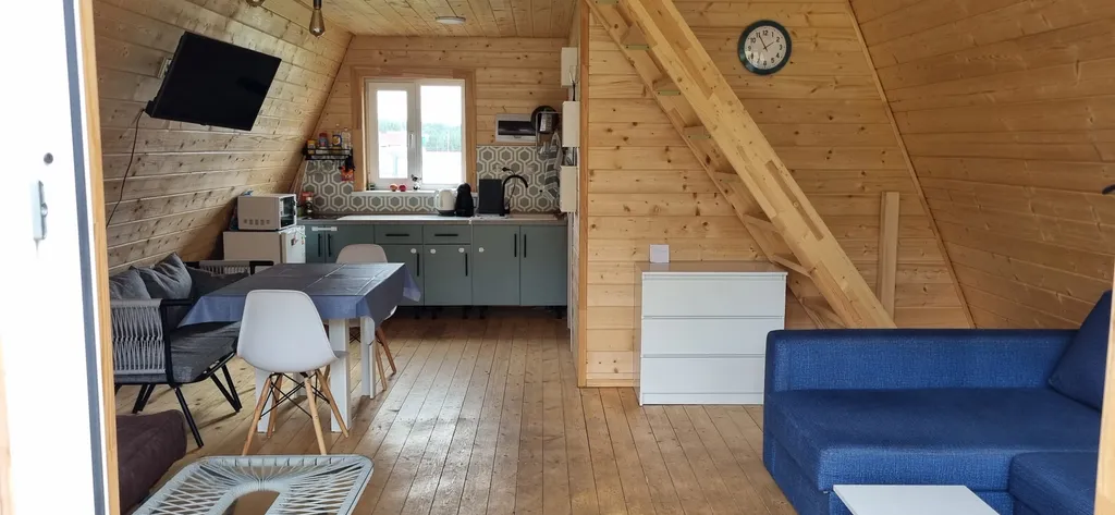 Дом-шалаш с видом на лес