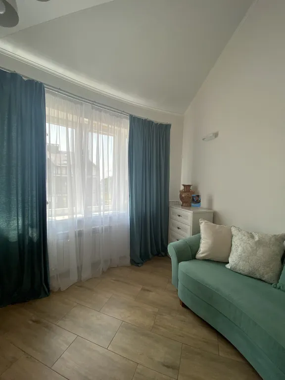 Двухуровневые апартаменты у озера и моря