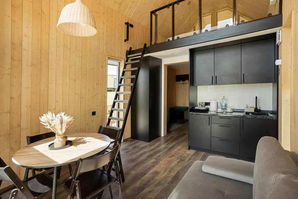 Барн с вторым светом и видом на реку