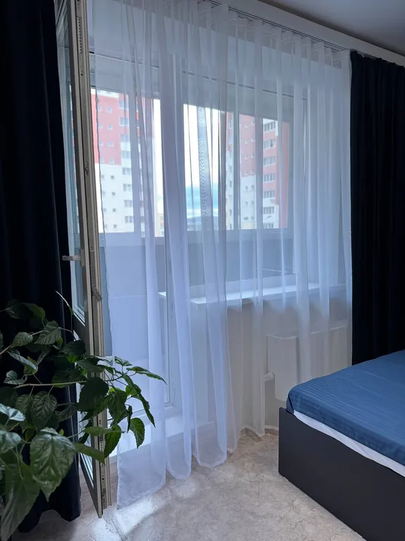 Уютная студия с камином рядом с озером