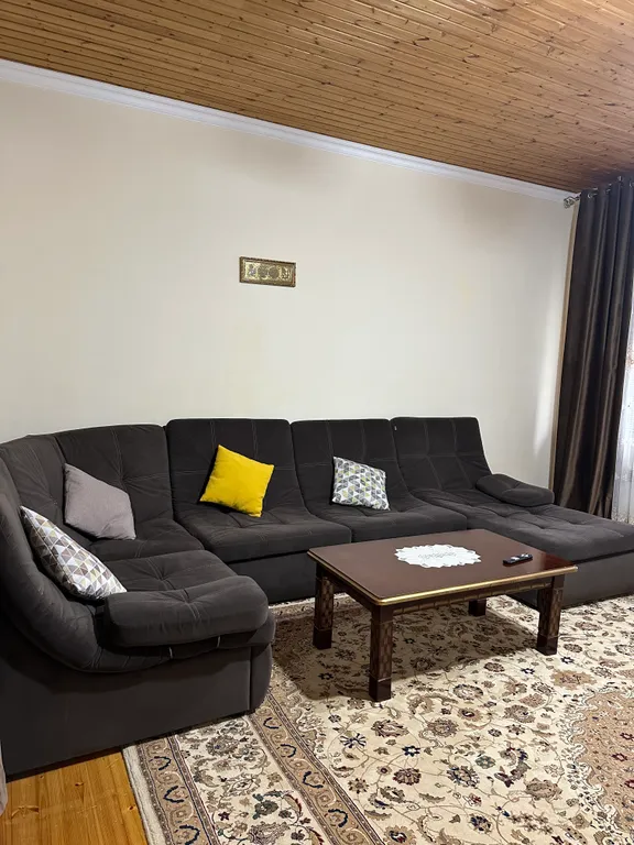 Уютный домик аквамарин у водопада и леса