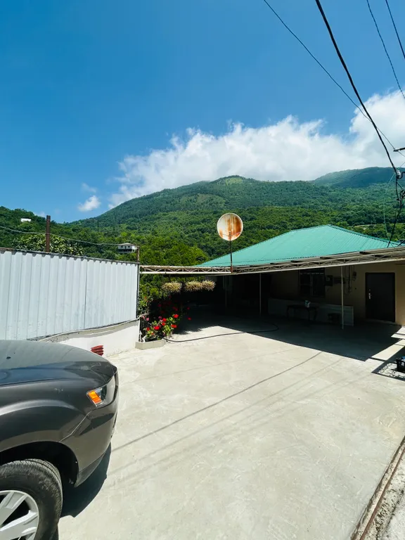 Комната с видом на горы и море