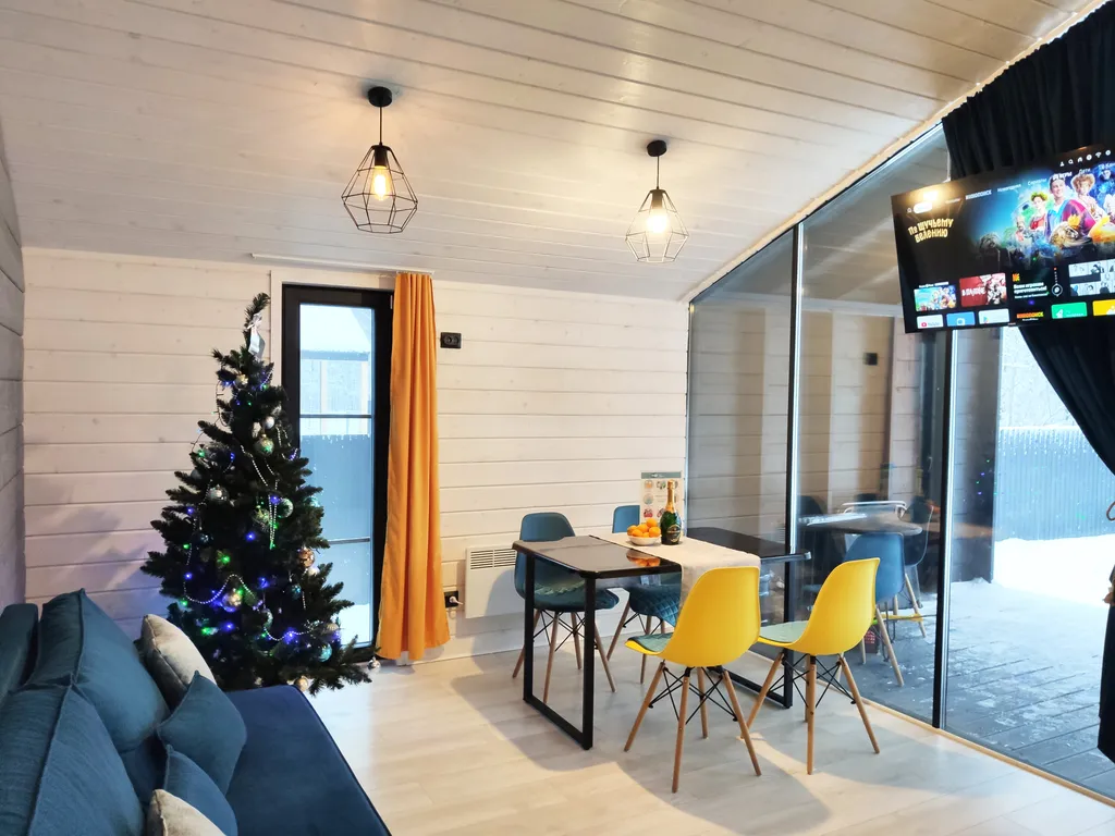 Панорамный коттедж с сауной у леcа