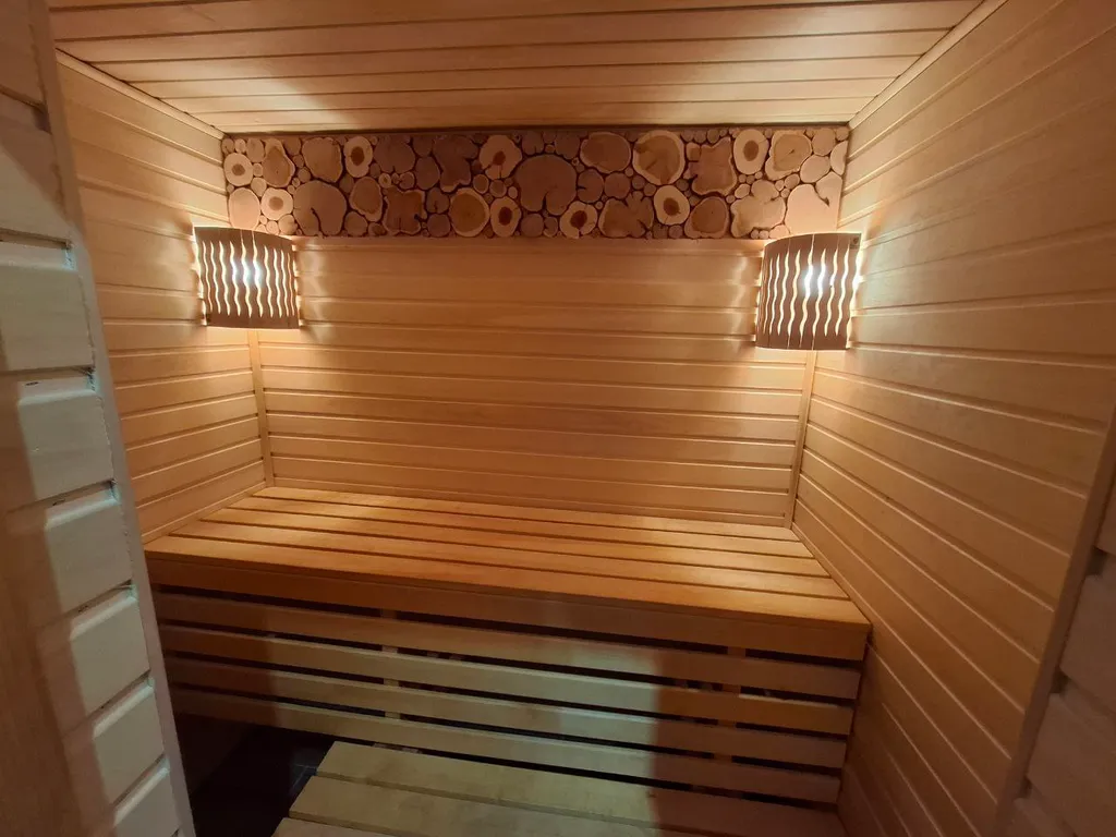 Дом с мансардой в соснах