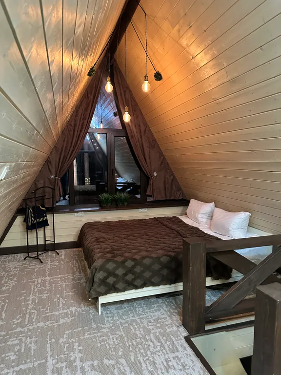 Сказочный дом в лесу с видом на горы