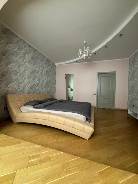 Огромная квартира на набережной