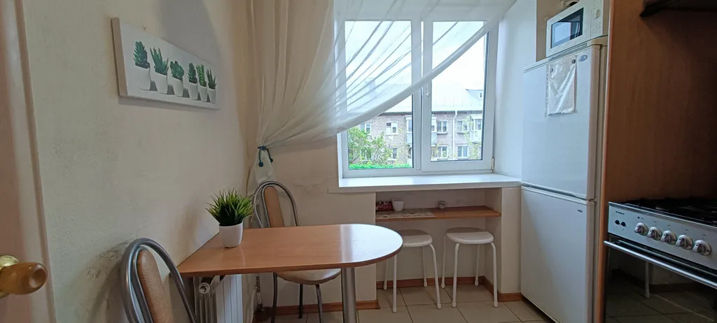 В центре с балконом