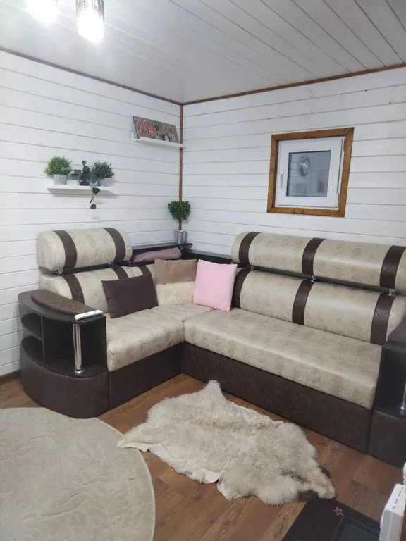 Уютный дом с беседкой в черте города