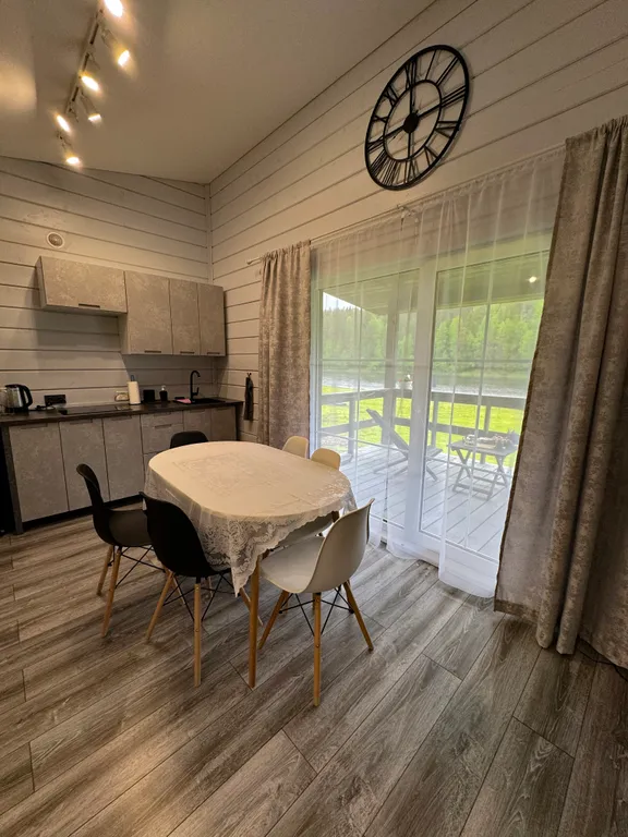 Просторный дом на берегу реки