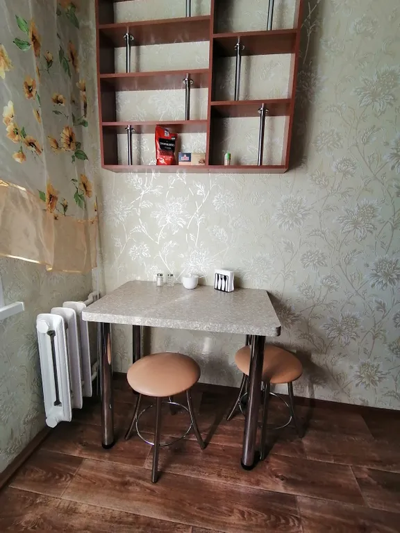 В самом центре города уютная двух комнатная квартира.