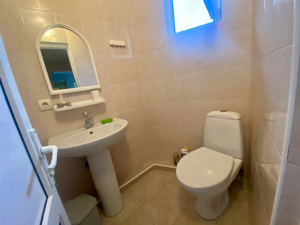 Трёхместный номер на 1-м этаже с кондиционером и общим санузлом