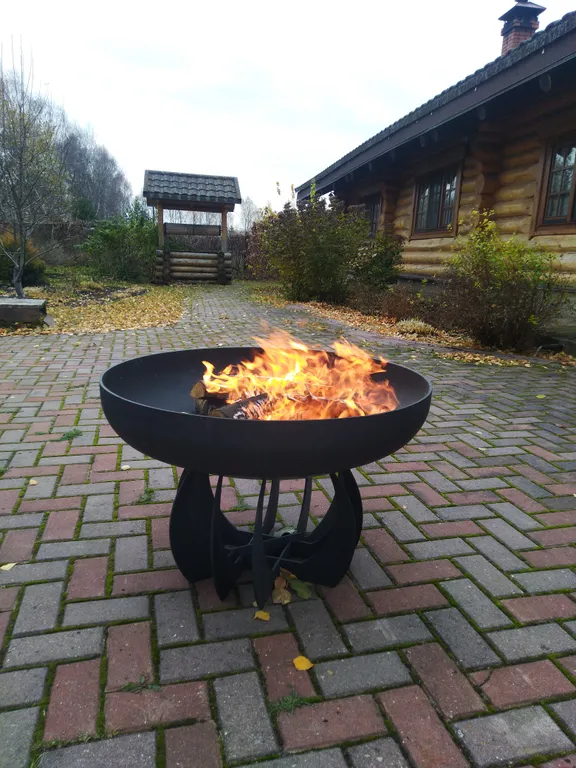 Бревенчатый дом с конюшней на озере