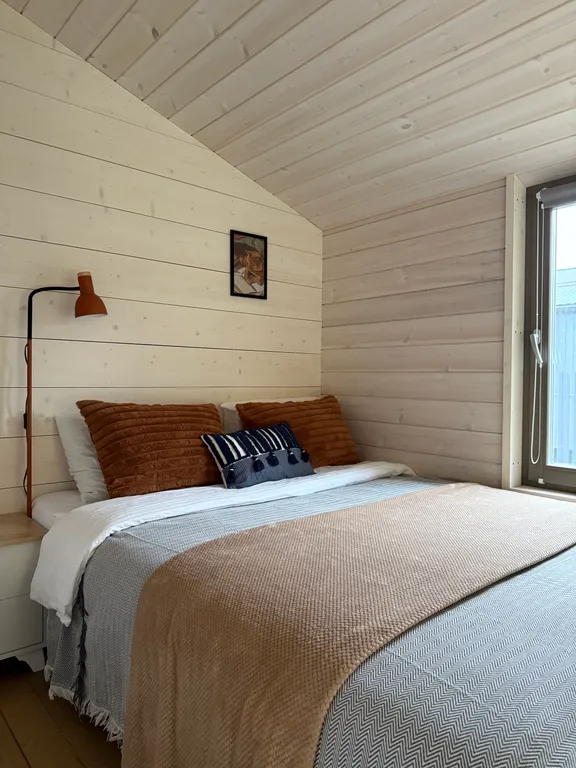 Дом с панорамным камином и видом на лес