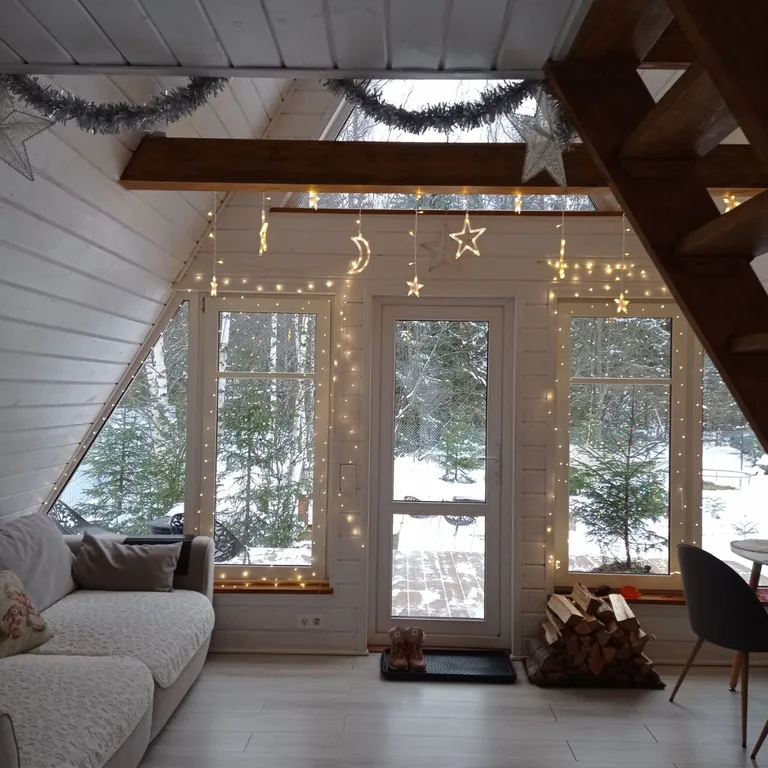 Дом с баней и чаном у леса