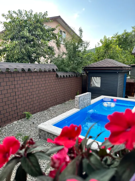 Уютный дом с бассейном и печью