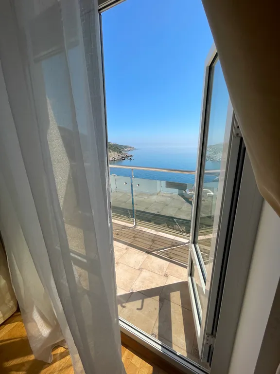 Апарт в Ласпи с террасой, 3 спальни, кухня, у самого моря, для 4-5 человек