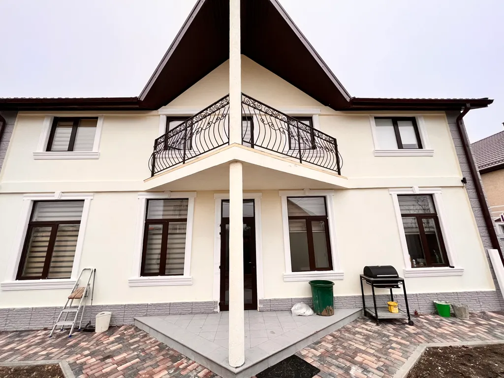 Дом с бассейном в тихом месте, недалеко от моря