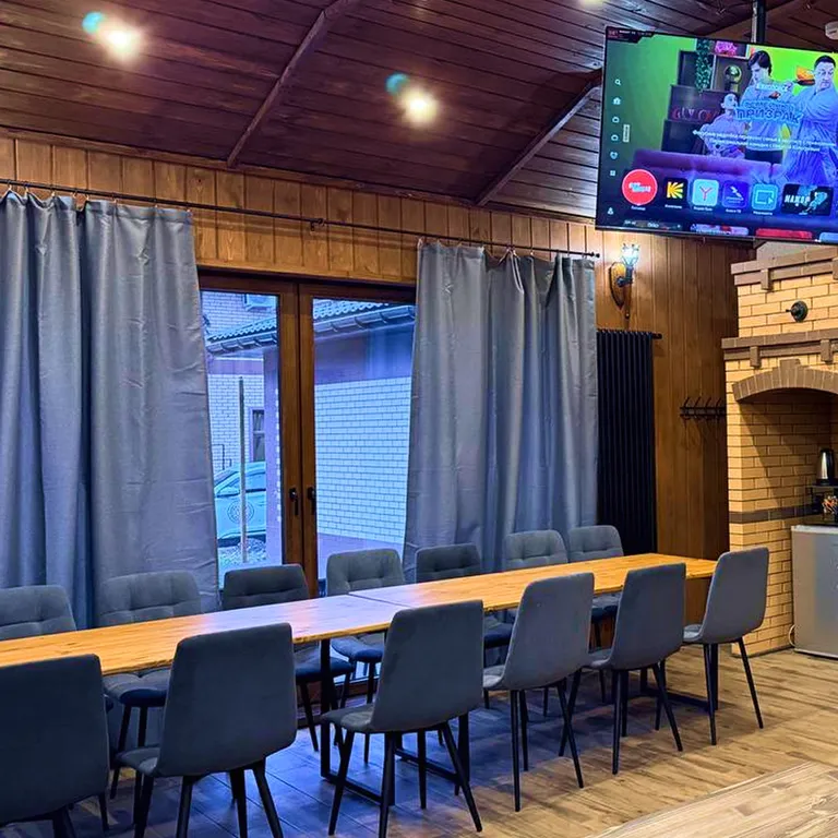 Просторная студия с настоящим камином и печкой