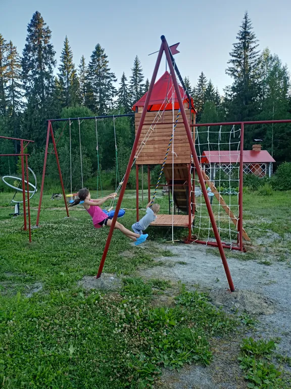 Уютный дом у пруда