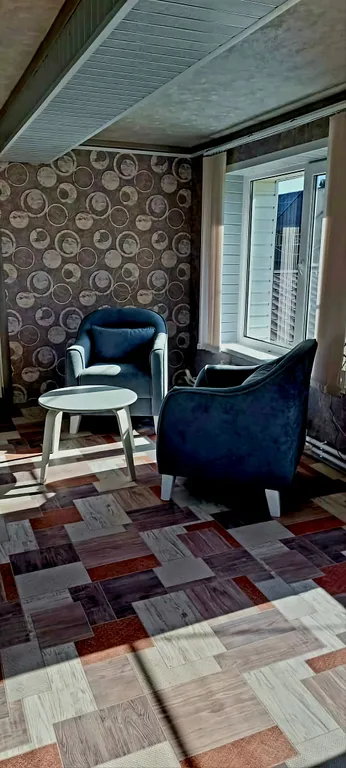 Деревенский дом в окружении леса на берегу озера