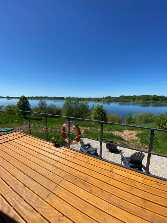 Smaland Musta House на берегу реки