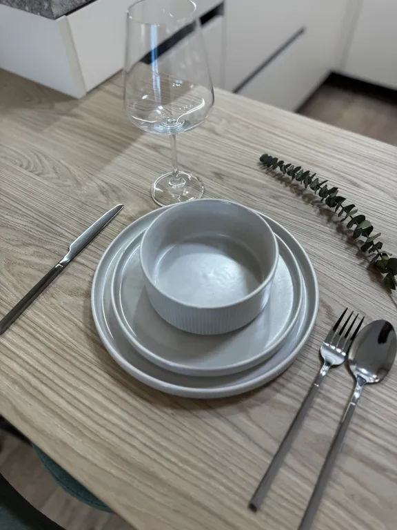 Новая стильная квартира с панорамным видом на море и рядом с пляжем