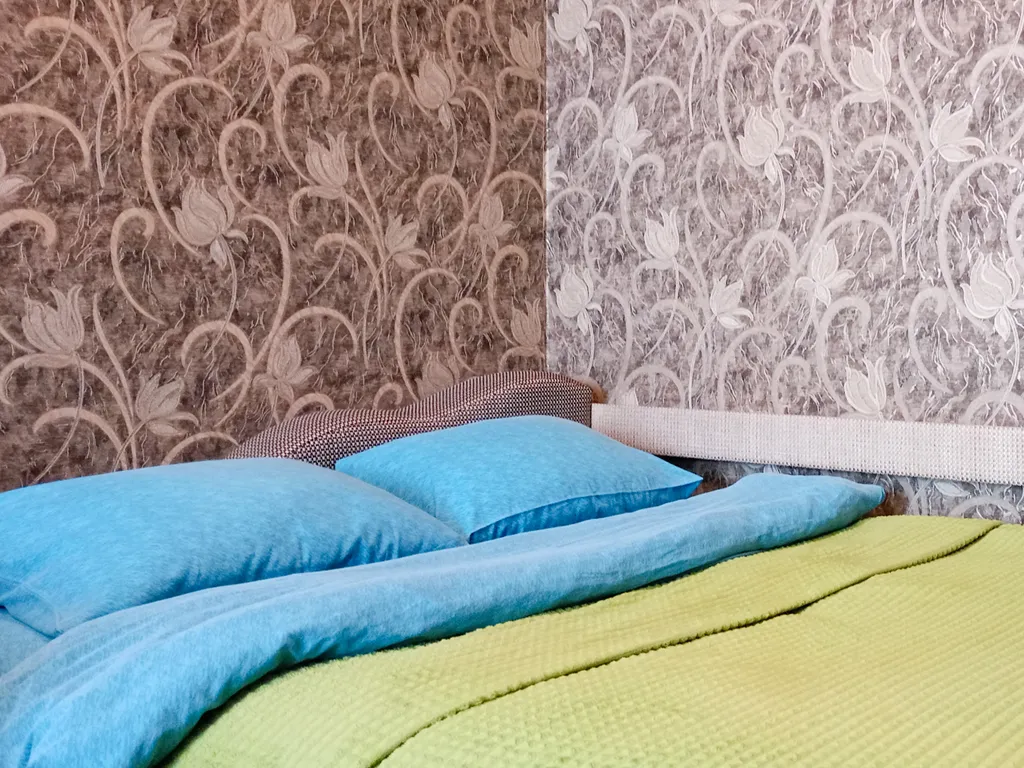 Двуспальная кровать + диван, центр. Отчетные документы,интернет